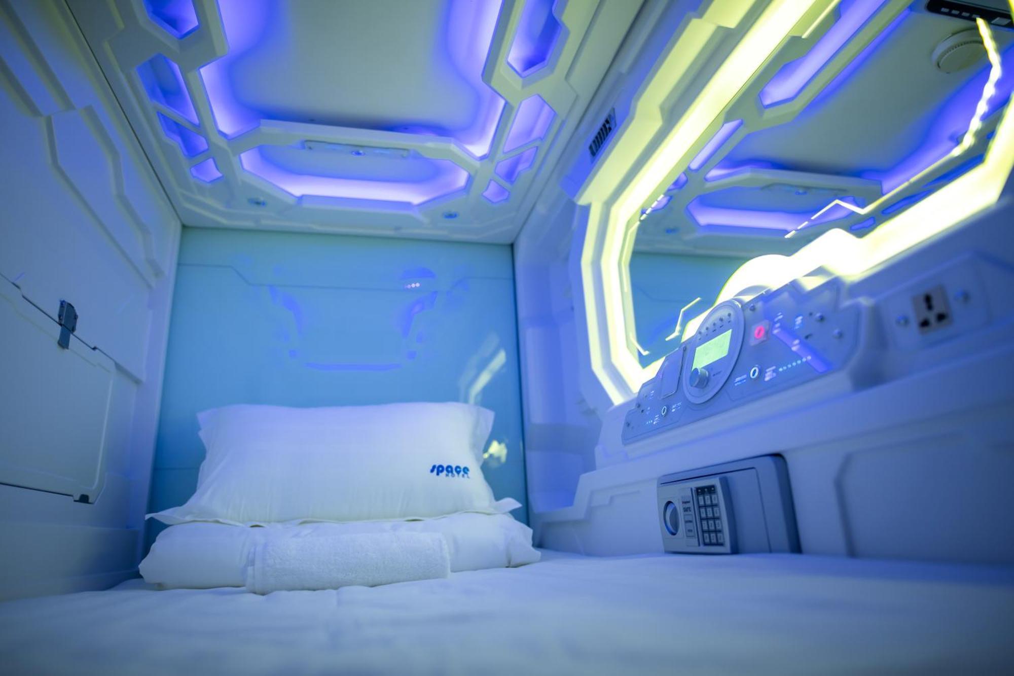 Space Kl Sentral Capsule hotel *